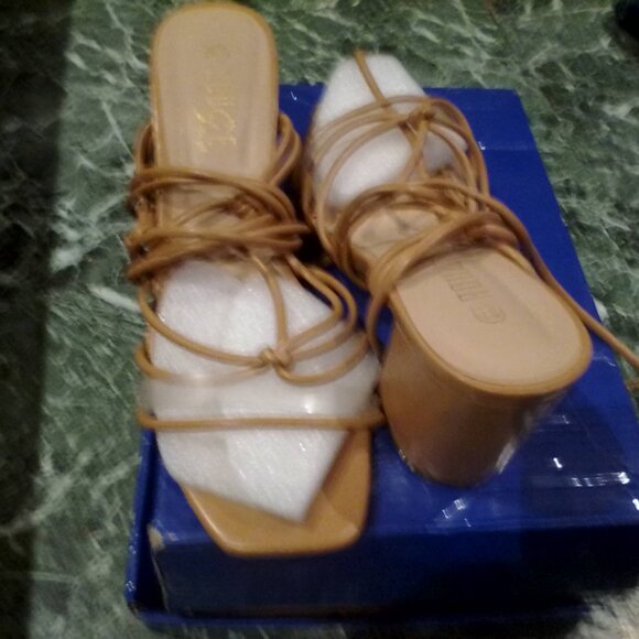 Women Size 8.5 - Picture 2 of 2